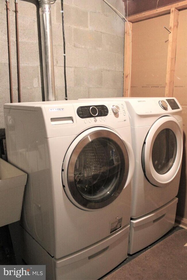 Building Photo - 27 Tudor Ct