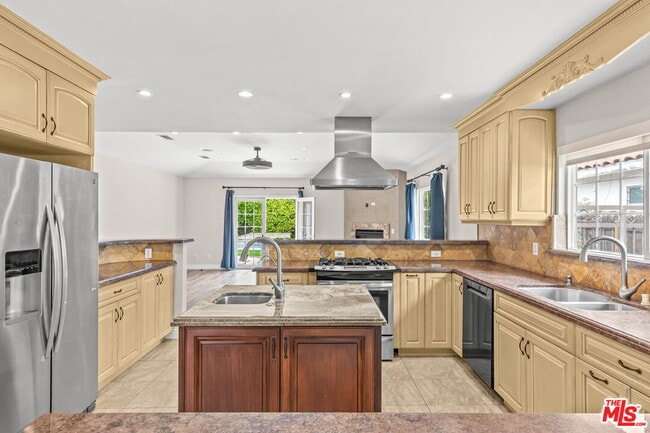 Building Photo - 5027 Ledge Ave