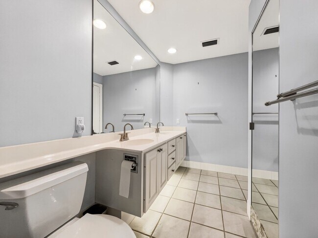 Building Photo - Beautifully maintained 2-bedroom, 2-bath in Island Walk