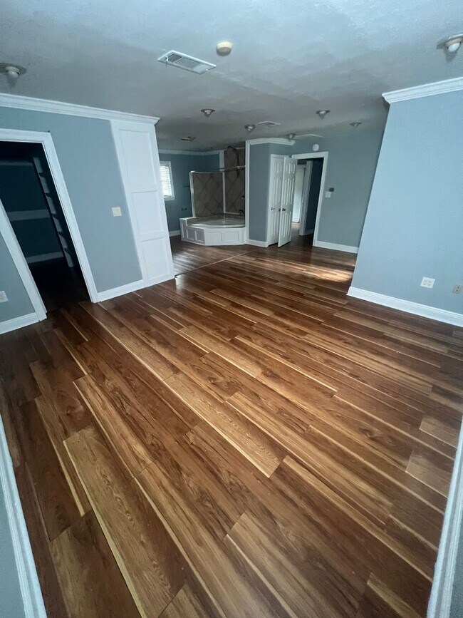 Building Photo - Beautiful 4/3 Home in North East Jackson