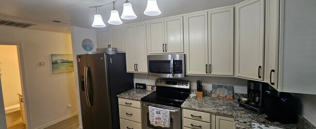 Building Photo - 137 Magnolia St