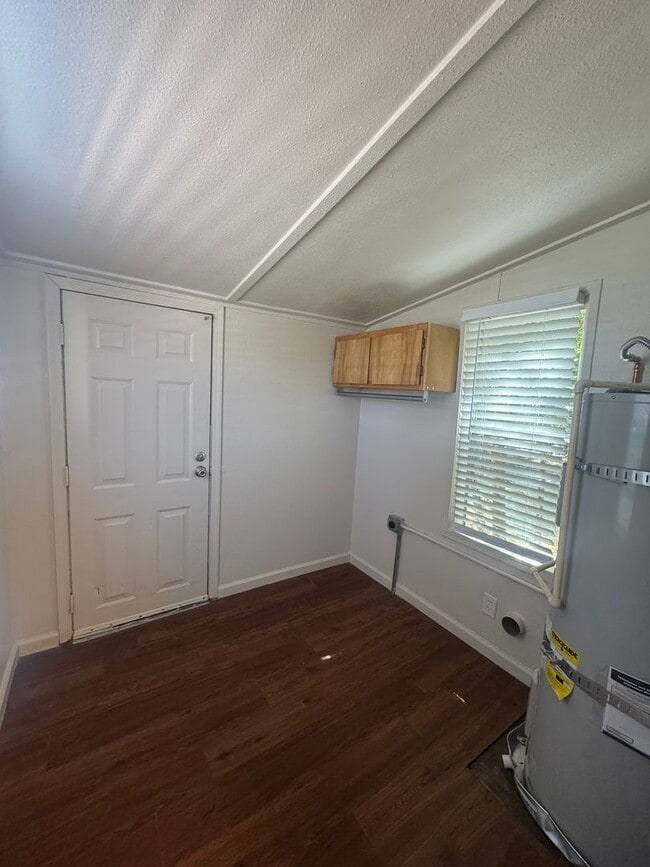 Building Photo - 1 BED/1 BATH IN REDDING