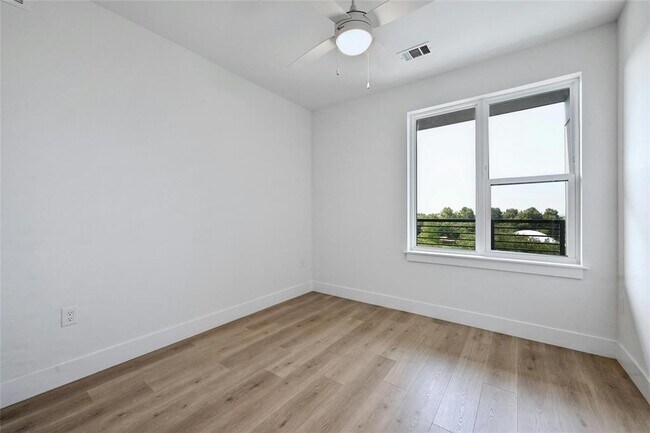 Building Photo - 1701 Simond Ave Ave