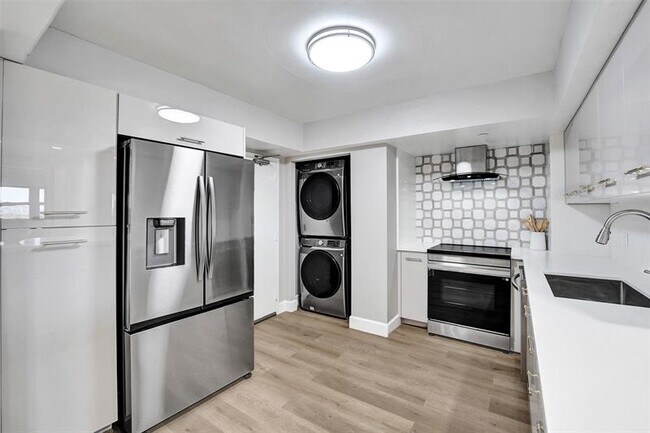 Building Photo - 3200 Port Royale Dr N