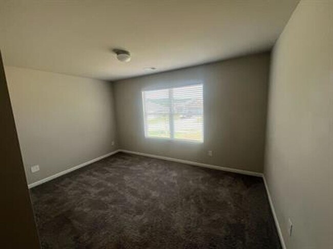 Building Photo - Modern 3-Bedroom Home with Spacious Backya...