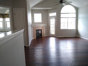 Building Photo - Stunning Highlands Ranch Townhome