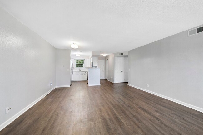 Building Photo - Beautiful 2 Bed 2 Bath Townhouse in Otero Ridge