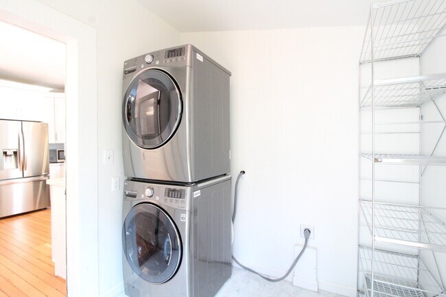 Building Photo - Noe Valley: Renovated Top Floor 2-Story Ap...