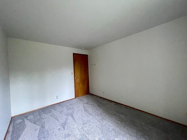 Building Photo - 4 bedroom, 2.5 Bath House in Mukilteo, $3995 per month