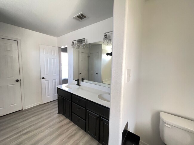 Building Photo - 360 Virtual Tour Available