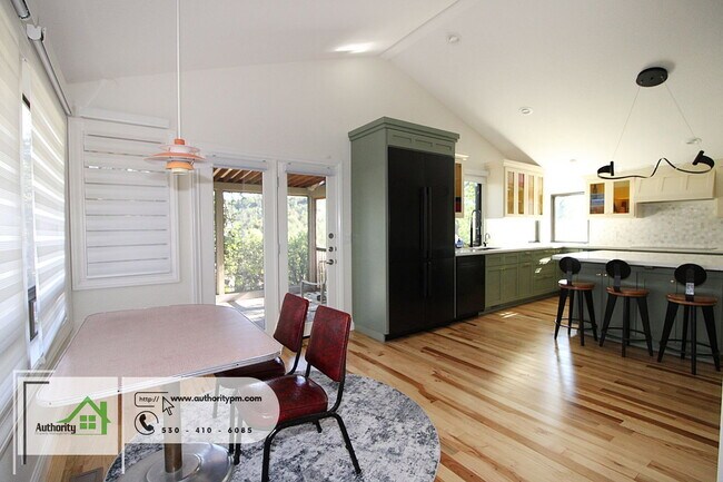 Building Photo - 3350 Mountain Oak Dr