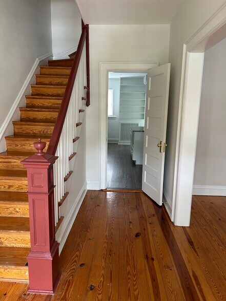 Entrance looking into kitchen - 7 S Dooley Ave