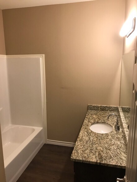 Building Photo - 604 Pecan Ct