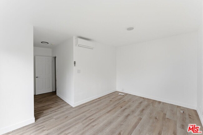 Building Photo - 825 S Detroit St