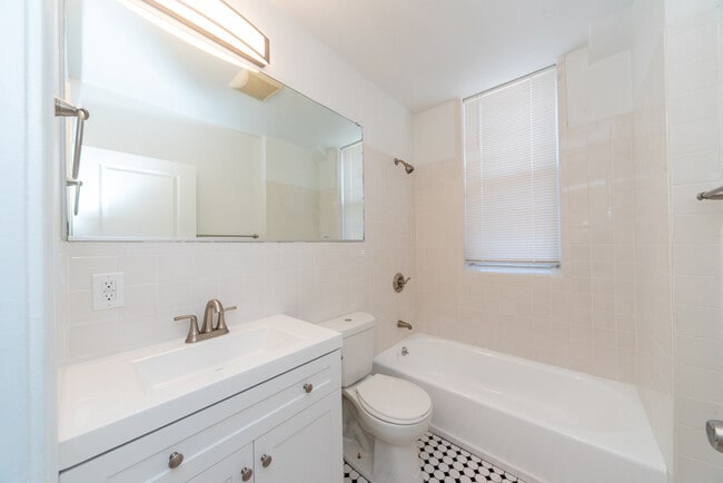 Building Photo - 151 Park Dr