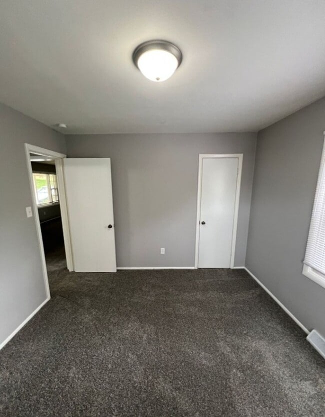 Building Photo - Freshly Updated 2-Bedroom Duplex with One-...