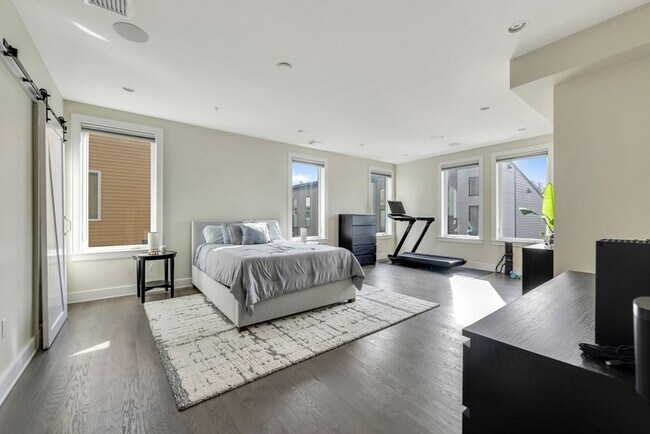 Building Photo - 405 W First St