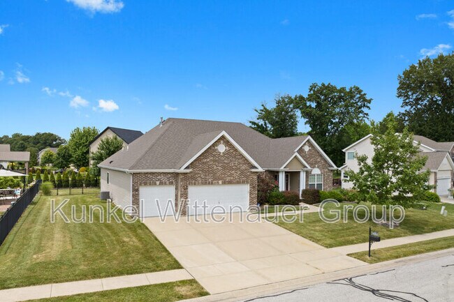 Building Photo - 105 Forest Oaks Dr