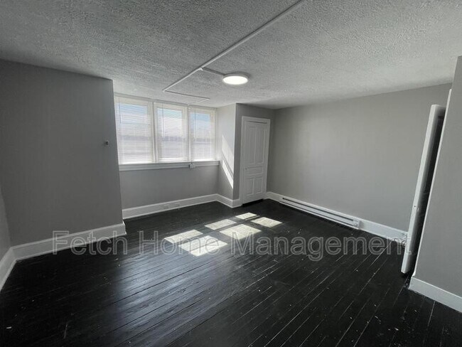 Building Photo - 631 Roosevelt Ave