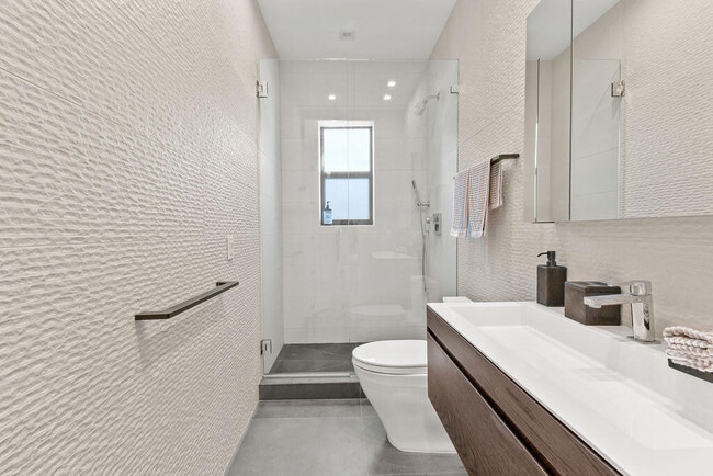 Building Photo - 226 Oleander Ave