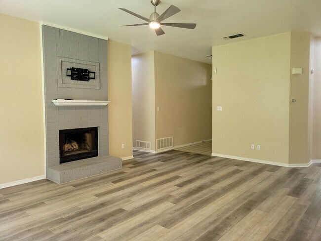 Building Photo - 3bd/2ba house close to major shopping, restaurants, and Ft. Hood!