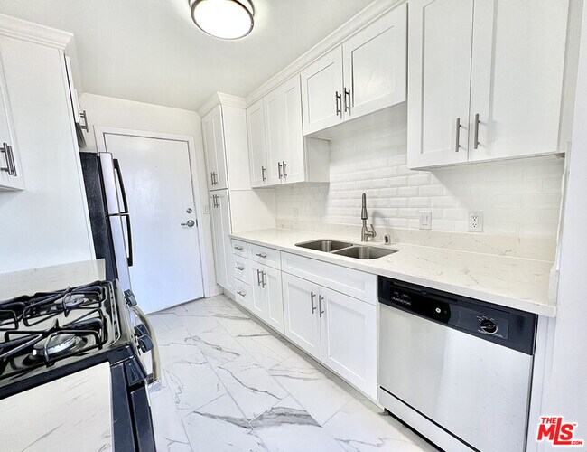 Building Photo - 468 S Roxbury Dr