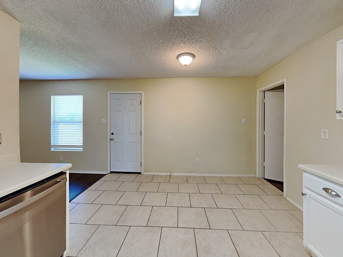 Building Photo - 2310 Graystone Dr