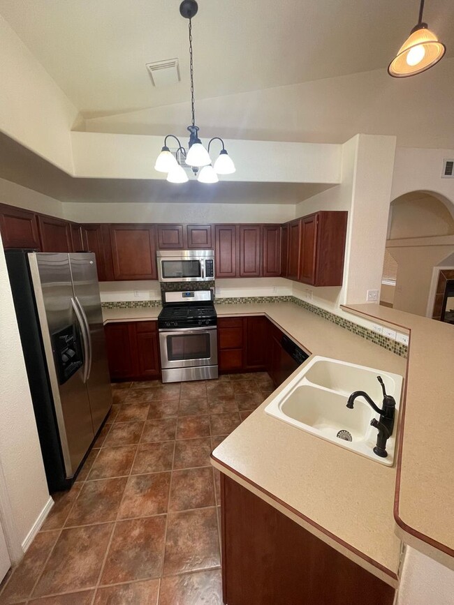 Building Photo - Lovely 4 Bedroom/2 Bath home in Parkhill E...