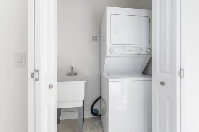 Building Photo - 7132 NW 62nd Terrace