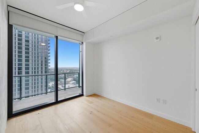 Building Photo - 610 Davis St