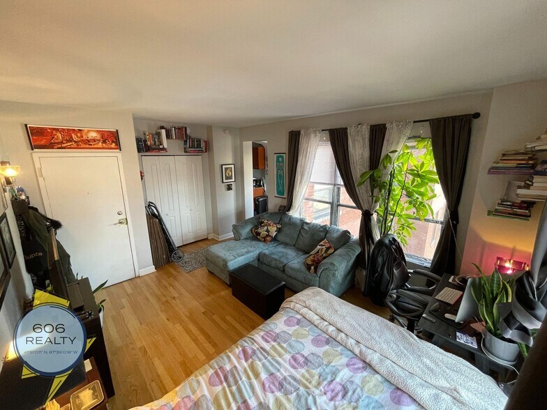 Building Photo - 734 W Bittersweet Pl