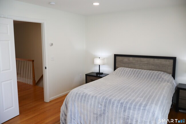 Building Photo - 25 W Silver St