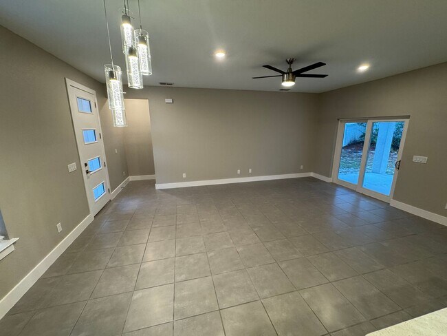 Building Photo - INCREDIBLE 4 Bedroom, 2 Bathroom Home in Poinciana!