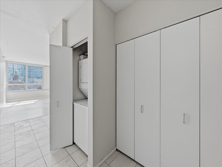 Building Photo - 701 S Wells St