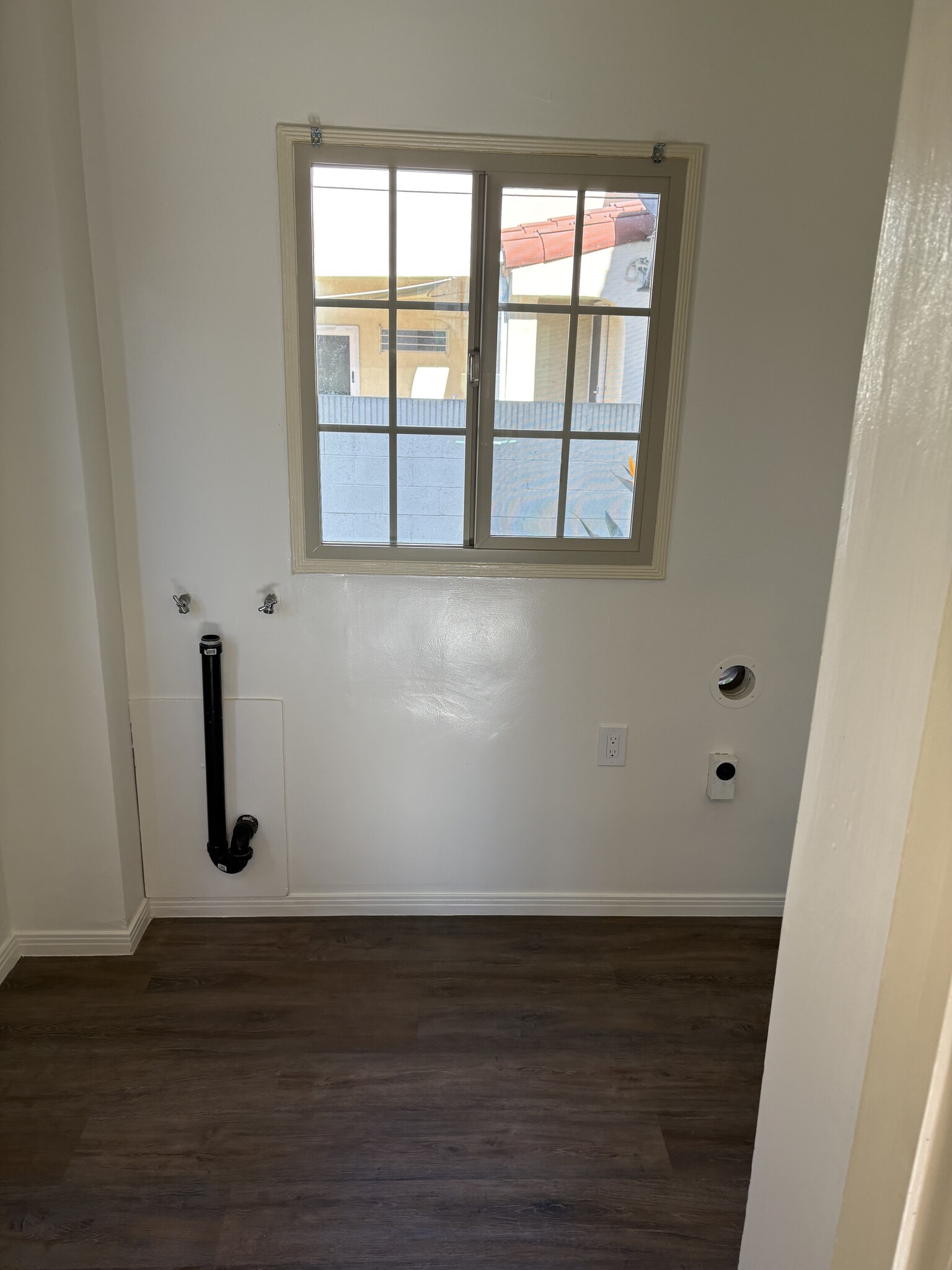 Laundry Room-Washer/Dryer (electric) hook ups - 3917 6th Ave