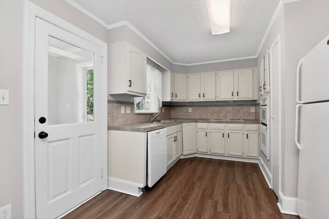 Building Photo - 3BD/2BA Single Family Home on Large Lot!