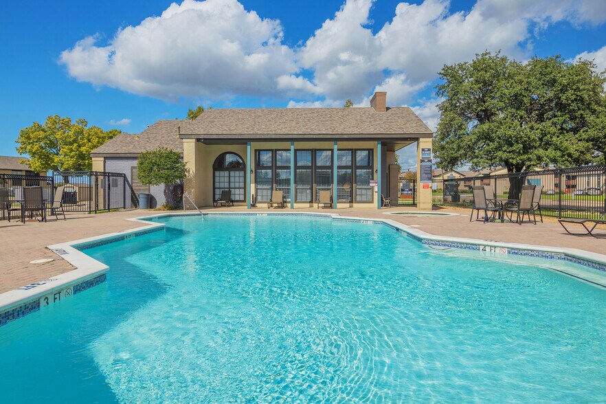 The Arts Apartments at Broadway Commons 802 Broadway Commons Garland