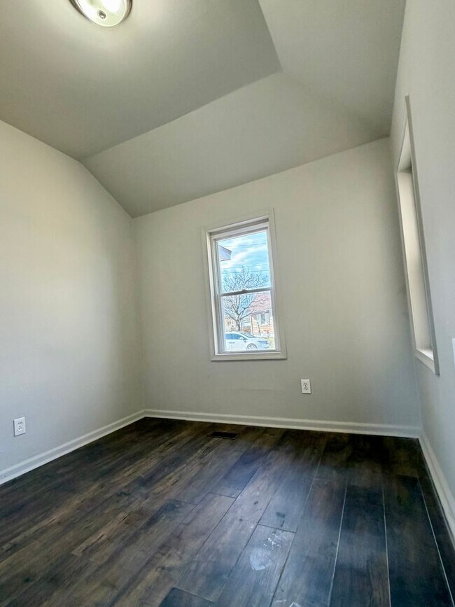 Building Photo - Bristol Borough-Three Bedroom Home Available Mid February