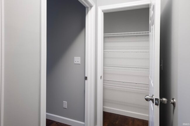 Building Photo - 823 Hart St