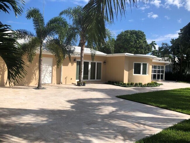 Building Photo - 633 Solar Isle Dr