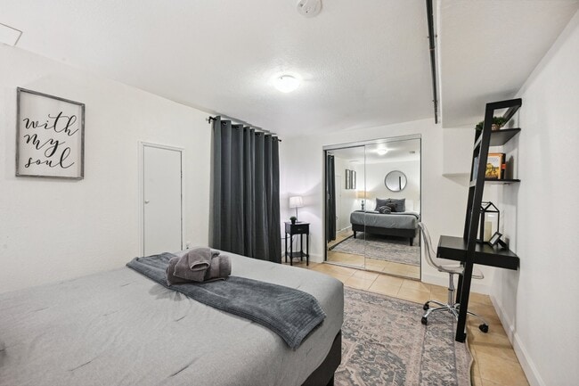 Building Photo - 5944 S Milwaukee Way