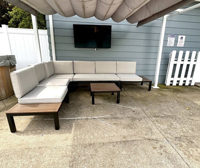 Building Photo - 6-8 months fully furnished 4-bedroom, 1.5 bathroom