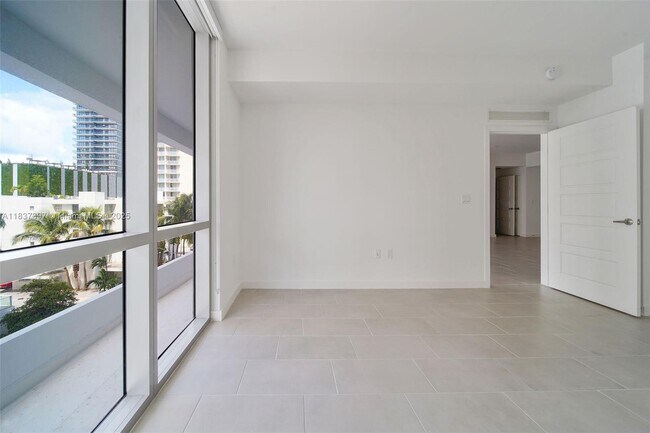 Building Photo - 2150 N Bayshore Dr
