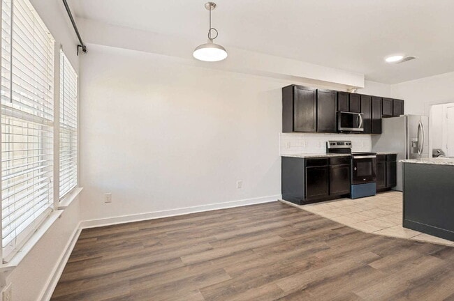 Building Photo - Modern 3BD Townhome Near DFW Airport & Major Highways