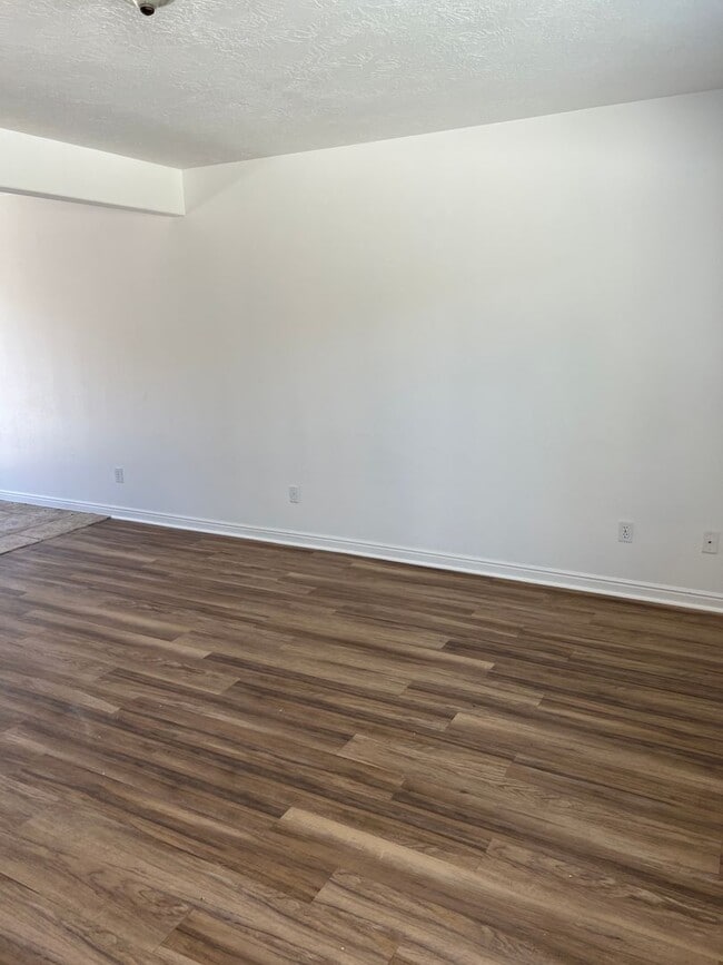 Building Photo - Refreshed 2 bedroom 1.5 bathroom townhome ...