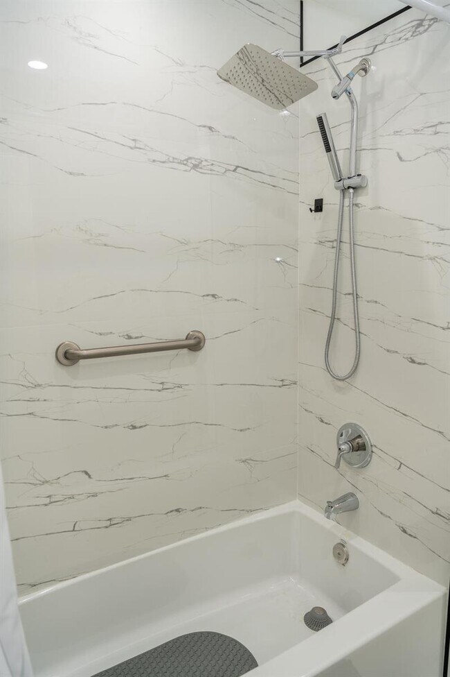 Building Photo - Northeast 15th Avenue, Fort Lauderdale, FL 33305 - 2 BR 1.5 BA townhouse