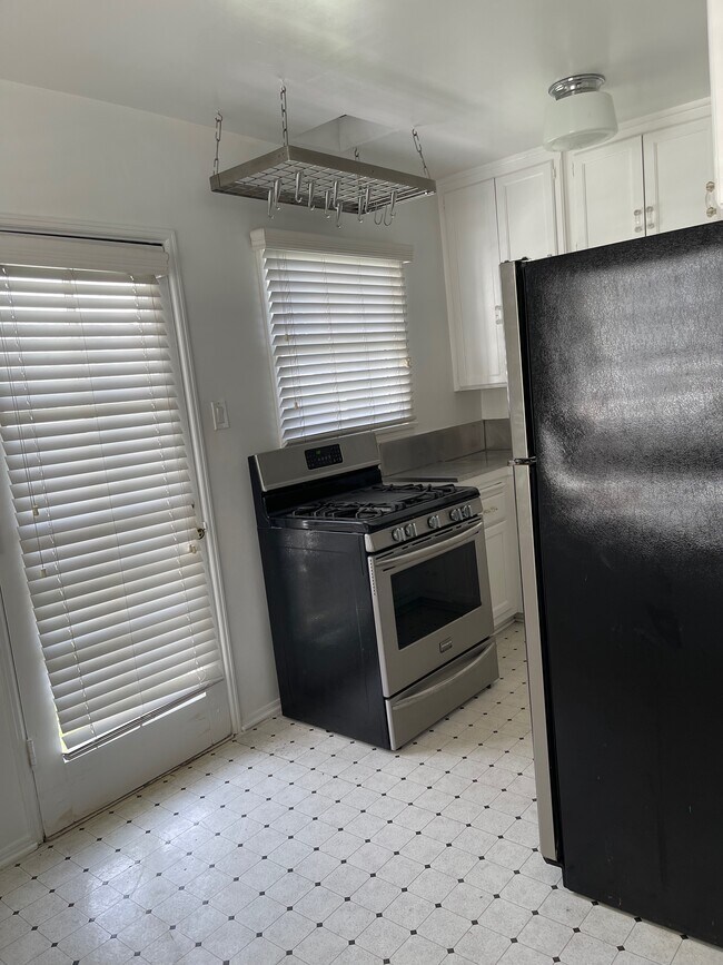 Building Photo - 2326 Oak St