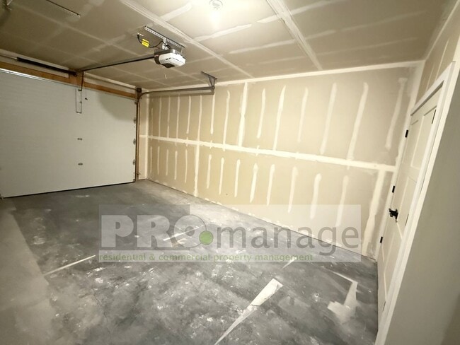 Building Photo - Beautiful 3 Bed / 2.5 Bath Townhome in Car...