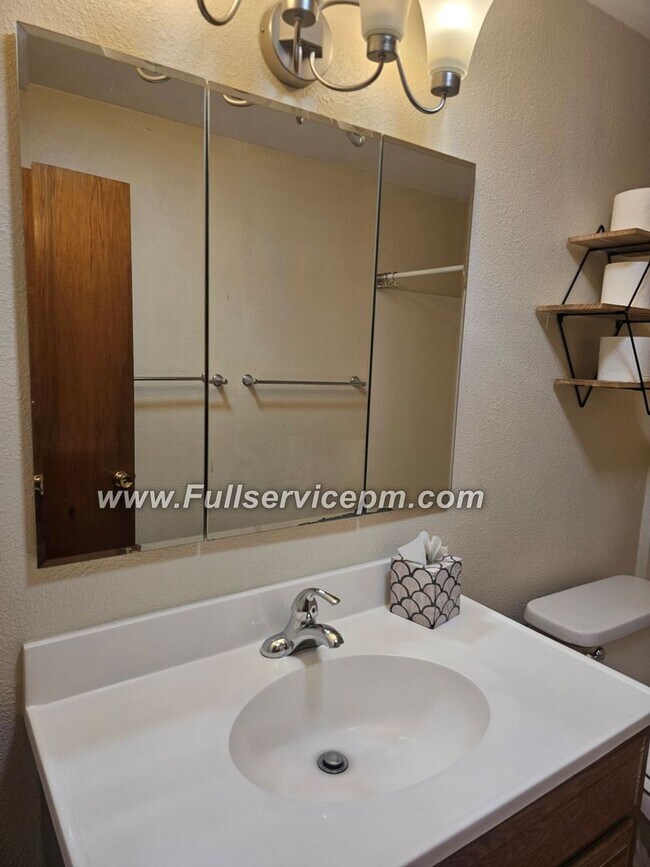 Building Photo - Home sweet home-You need to check this wonderful home out!!