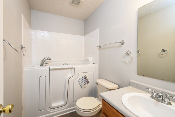 Building Photo - 7587 Charlotte Dr